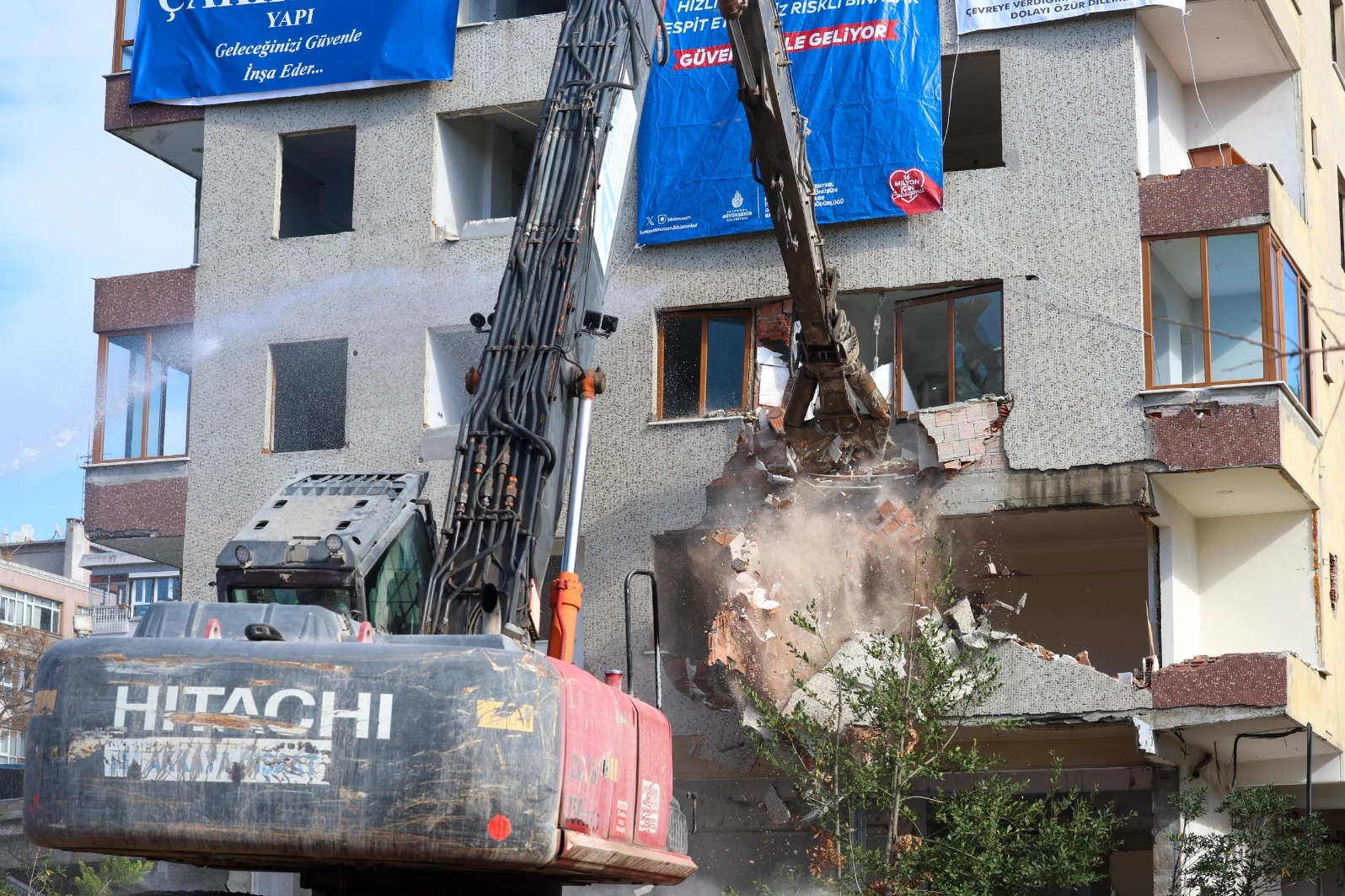 Bakırköy’de Riskli Bina Yıkımıyla Dönüşüm Başladı