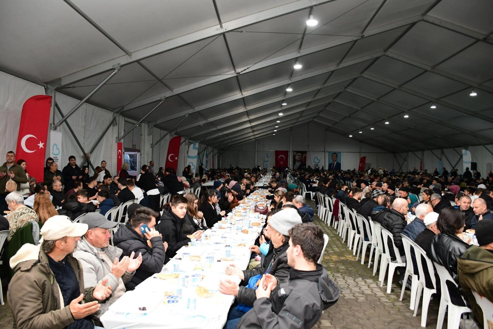 Balıkesir’de İftar Çadırı: Birlikte Oruç Açtılar