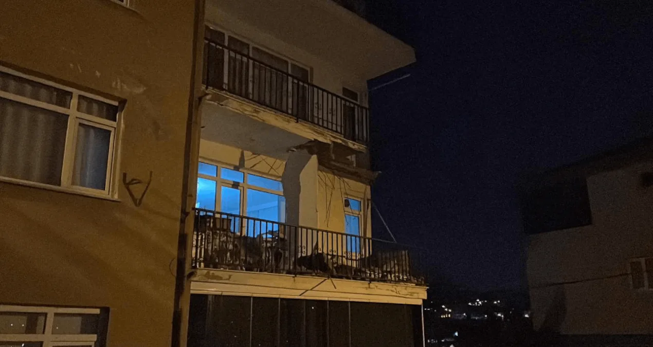 Balkon Çöktü, 8 Daire Güvenlik Nedeniyle Tahliye!
