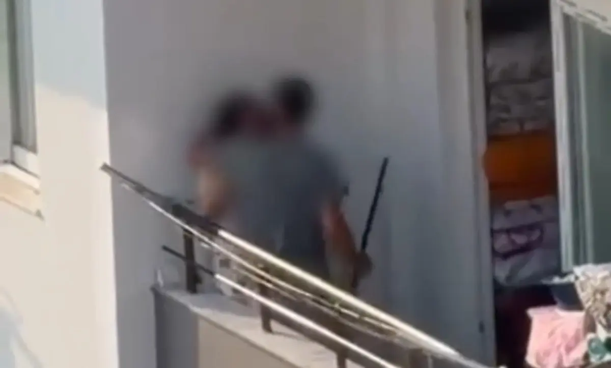 Bir kadının yardım çığlığı... Elindeki sopayla balkonda dakikalarca dövdü! 3