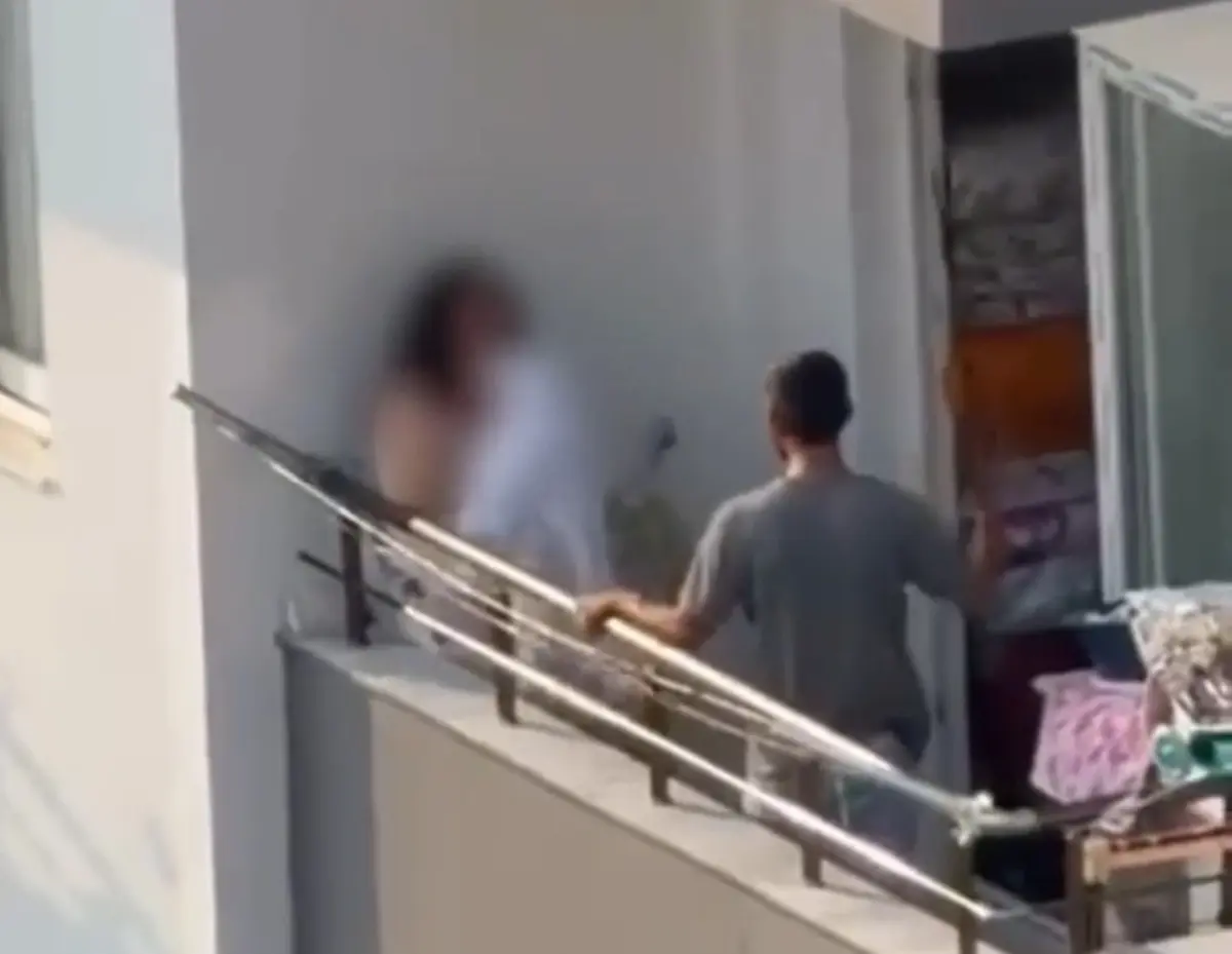 Bir kadının yardım çığlığı... Elindeki sopayla balkonda dakikalarca dövdü! 2