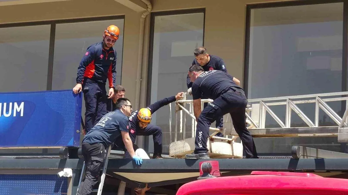 Balkondan Düşen Adamı Vatandaşlar Kurtardı!