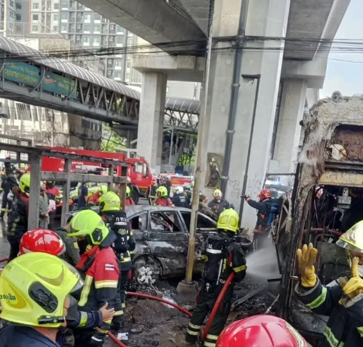 Tayland da dehşet anları! Tren kalabalığı böyle daldı: Çok sayıda ölü var 5
