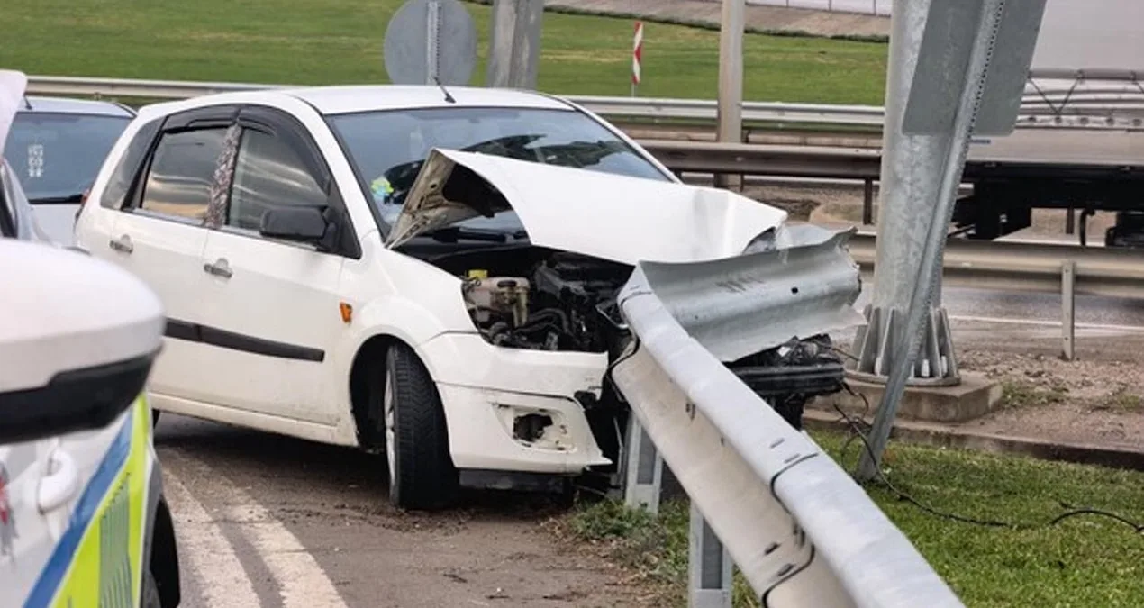 Bariyerlere çarpan otomobilin sürücüsü yaralandı