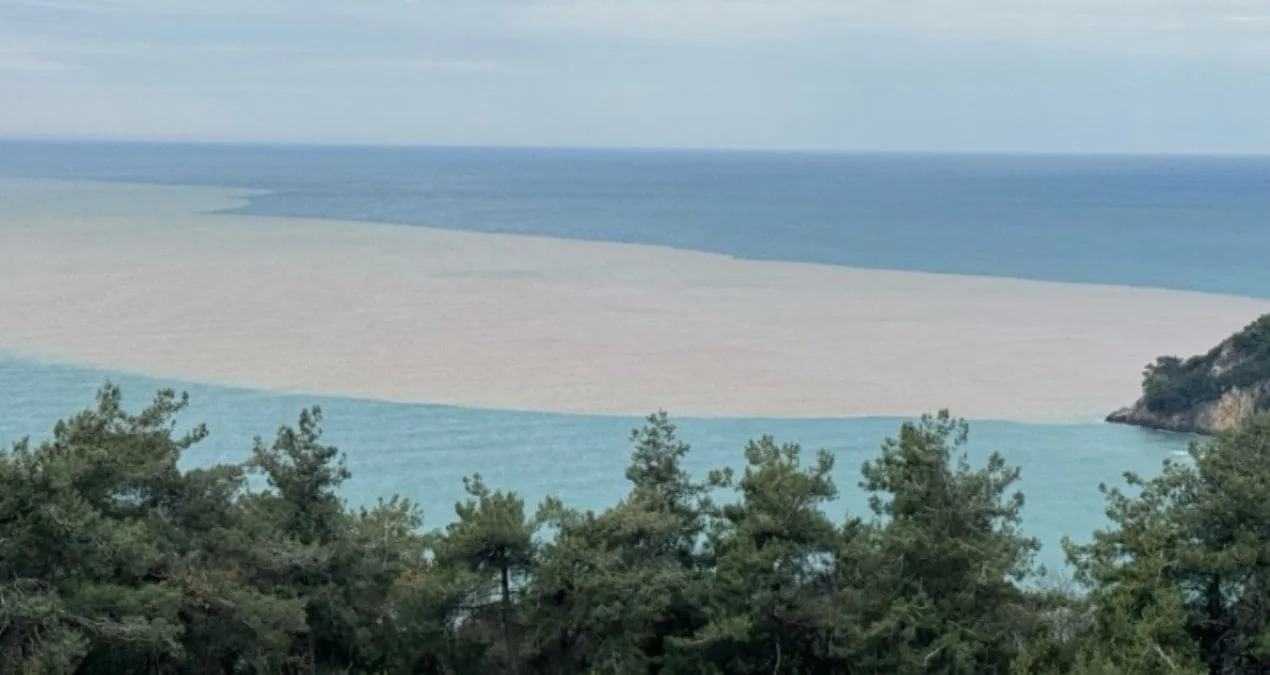 Bartın’da Sağanak Yağış Denizi Kahverengiye Döndürdü