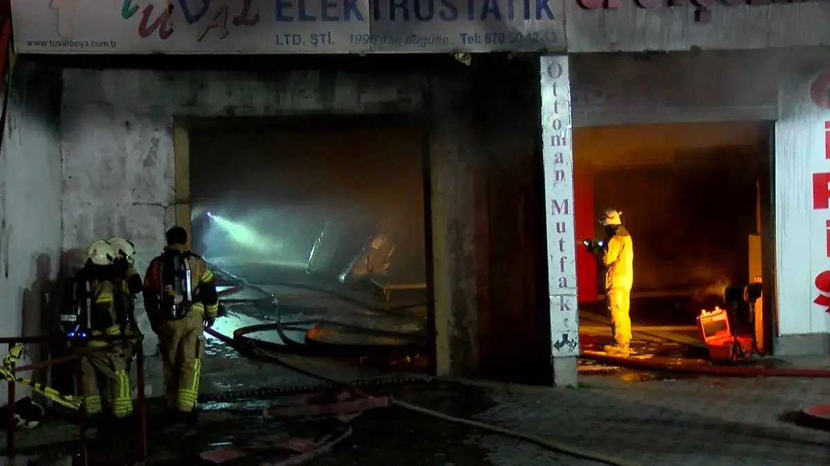 İstanbul da korkutan yangın! 8 saatte söndürülebildi: Deprem oluyor sandık 4