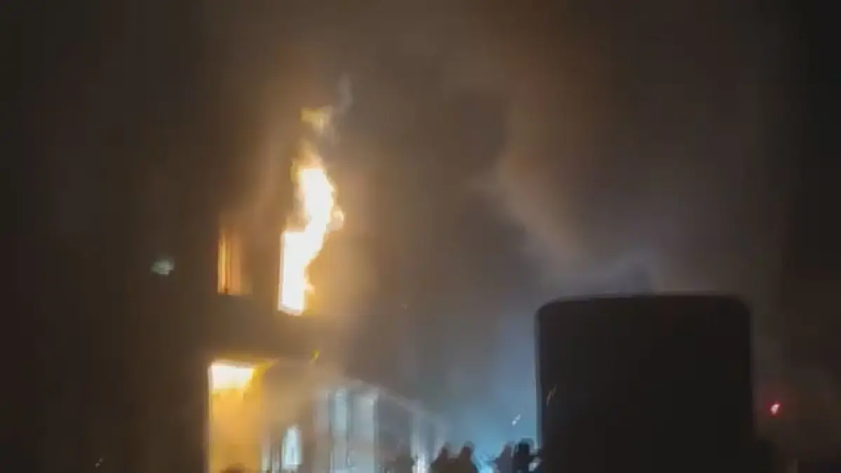 İstanbul da korkutan yangın! 8 saatte söndürülebildi: Deprem oluyor sandık 2