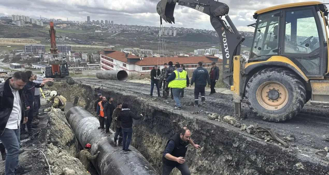 Başakşehir’de İşçi Taş Parçasıyla Çukurda Sıkıştı