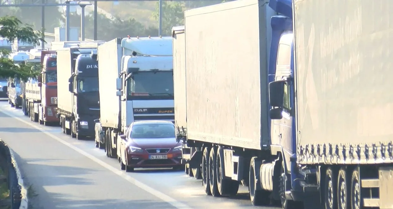 Başakşehir’de Kamyonet Devrildi, Trafik Kilitlendi!