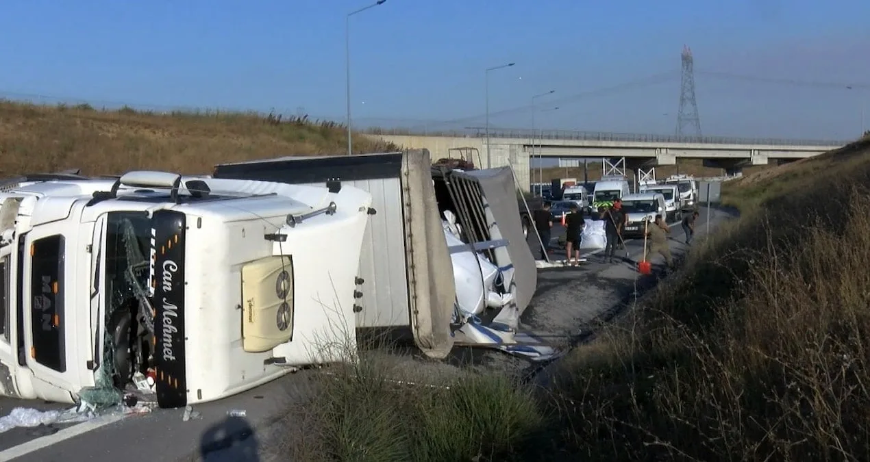 Başakşehir’de TIR Devrildi, Trafik Kilitlendi!