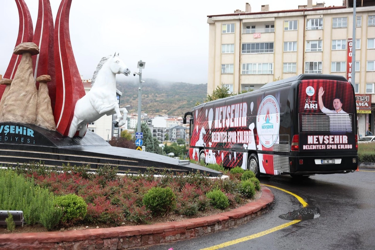 Başkan Arı, Takım Otobüsüyle Şehir Turuna Çıktı
