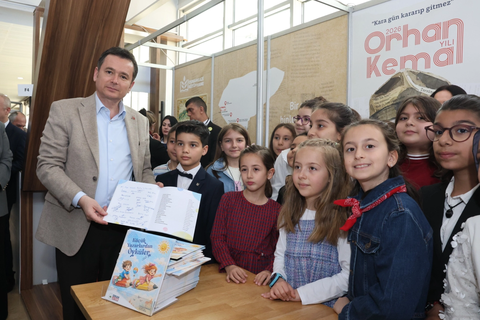 Başkan Aydın, Çocuk Yazarlarla Kitap Fuarında