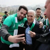 Başkan Bozbey, Bursaspor taraftarlarıyla şampiyonluk heyecanını paylaştı Başkan Bozbey, Bursaspor taraftarlarıyla şampiyonluk heyecanını paylaştı