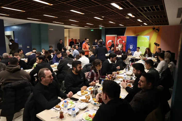 Başkan Bozbey Gençlerle Sahurda Bir Araya Geldi