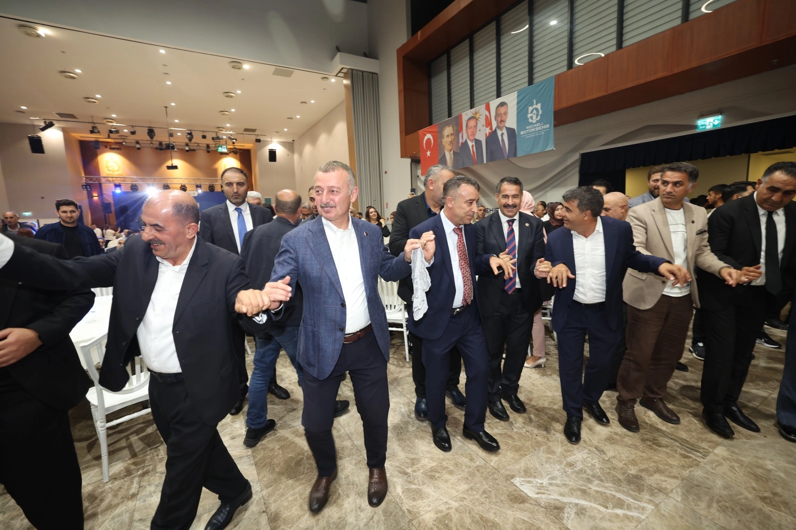 Başkan Büyükakın Halayda Kardeşlik Mesajı Verdi