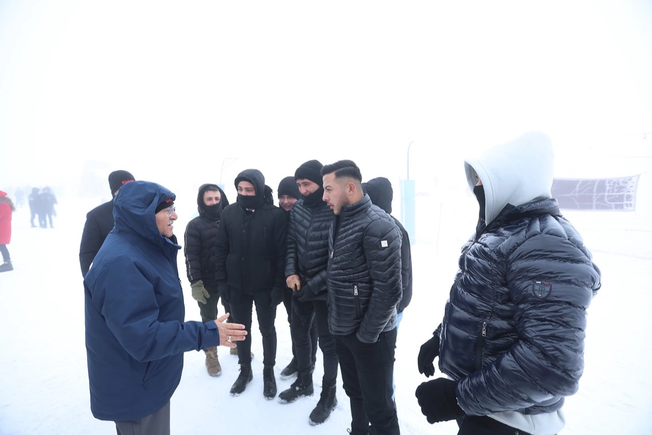 Başkan Büyükkılıç, Erciyes’te Kayak Severlerle Buluştu