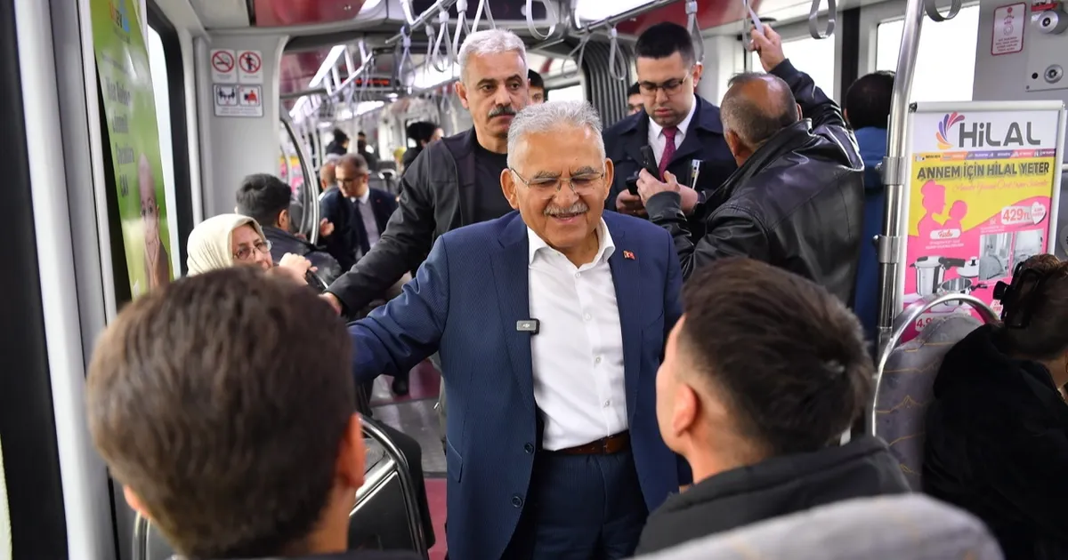 Başkan Büyükkılıç’tan Tramvayda Vatandaş Sohbeti