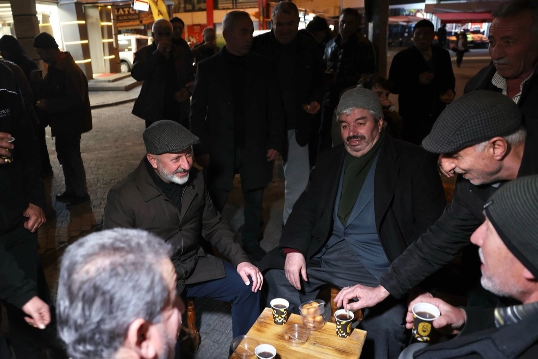 Başkan Çolakbayrakdar, Ramazan’ı Mahallede Yaşatıyor