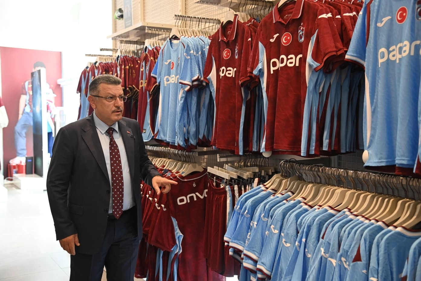Başkan Genç’ten Trabzonspor’a 6.661 Forma Desteği