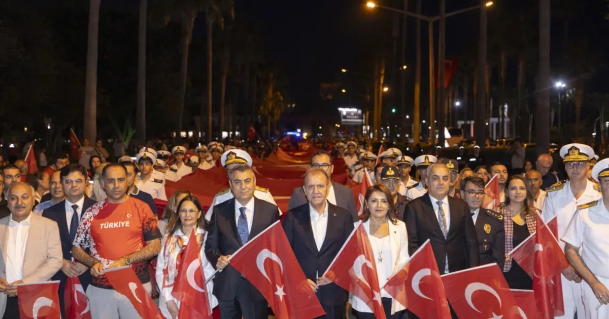 Başkan Seçer, Mersin’de Bayrak Yürüyüşü’nde