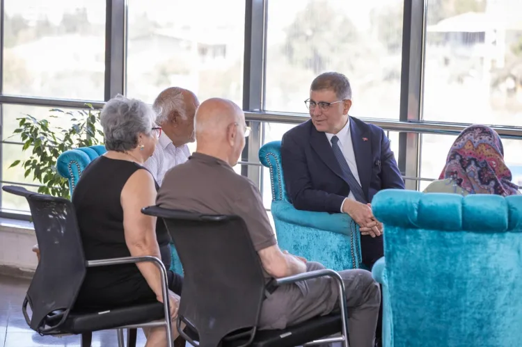 Başkan Tugay Bayramda Huzurevi ve Hastaneyi Ziyaret Etti