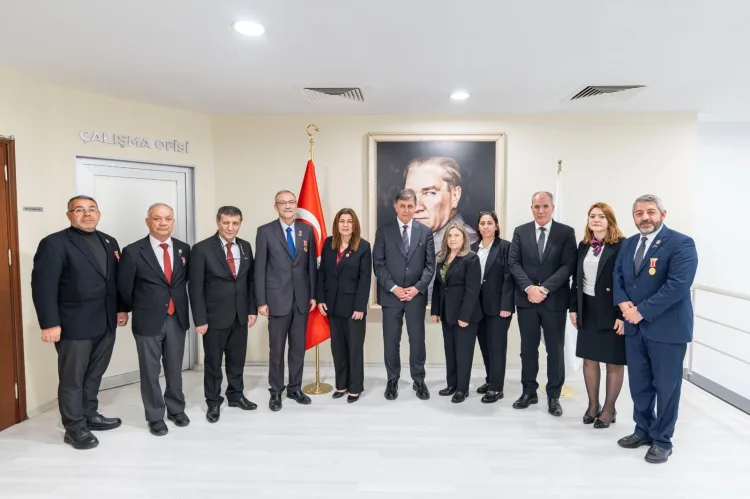 Başkan Tugay, Şehit Aileleriyle Anma Günü’nde Buluştu