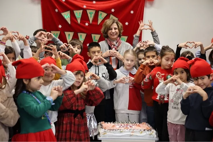 Ayşe Ünlüce 2024'ü çocuklarla uğurladı.