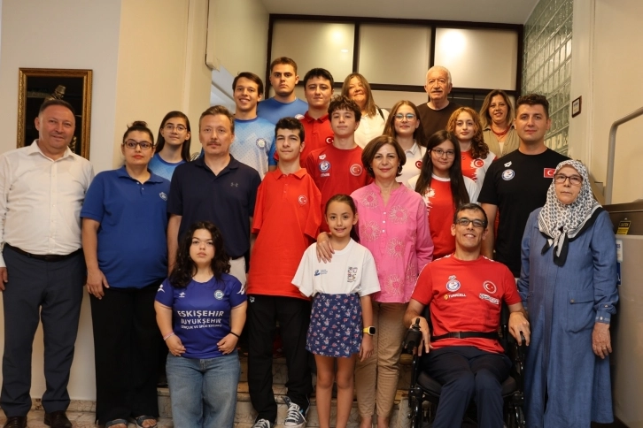 Başkan Ünlüce, Paralimpik Sporcularla Buluştu