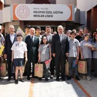 Baskan-Vekili-Biba-ogrencilerin-karne-heyecanina-ortak-oldu.jpeg