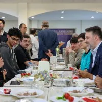Başkan Vekili Şahin Biba, bayram sabahı öğrencilerle buluştu Başkan Vekili Şahin Biba, bayram sabahı öğrencilerle buluştu