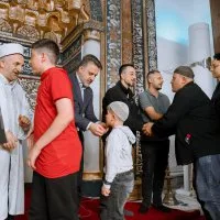 Başkan Vekili Şahin Biba, bayram sabahı öğrencilerle buluştu Başkan Vekili Şahin Biba, bayram sabahı öğrencilerle buluştu