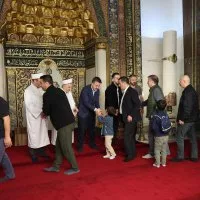 Başkan Vekili Şahin Biba, bayram sabahı öğrencilerle buluştu Başkan Vekili Şahin Biba, bayram sabahı öğrencilerle buluştu