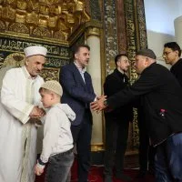 Başkan Vekili Şahin Biba, bayram sabahı öğrencilerle buluştu Başkan Vekili Şahin Biba, bayram sabahı öğrencilerle buluştu