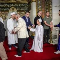 Başkan Vekili Şahin Biba, bayram sabahı öğrencilerle buluştu Başkan Vekili Şahin Biba, bayram sabahı öğrencilerle buluştu