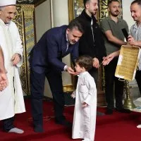 Başkan Vekili Şahin Biba, bayram sabahı öğrencilerle buluştu Başkan Vekili Şahin Biba, bayram sabahı öğrencilerle buluştu