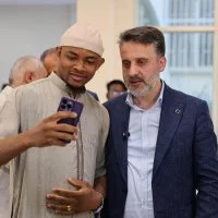 Başkan Vekili Şahin Biba, bayram sabahı öğrencilerle buluştu Başkan Vekili Şahin Biba, bayram sabahı öğrencilerle buluştu