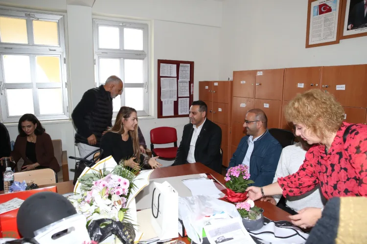 Başkan Yıldız’dan Öğretmenler Günü’nde Fidan Hediyesi