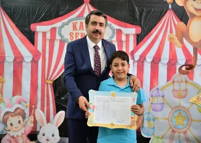 BAŞKAN YILMAZ, MİNİKLERİN KARNE HEYECANINA ORTAK OLDU