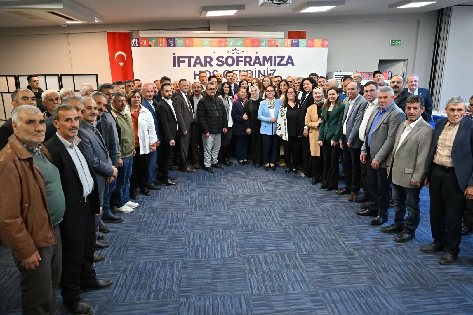 Manisa Büyükşehir Belediye Başkanı Ferdi Zeyrek, muhtarlarla iftar yemeğinde buluştu.