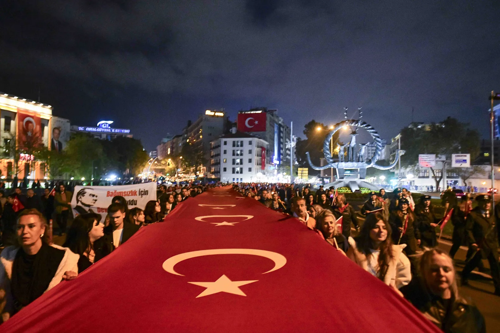 Başkentliler Cumhuriyet Bayramı'nda Fener Alayı Düzenledi