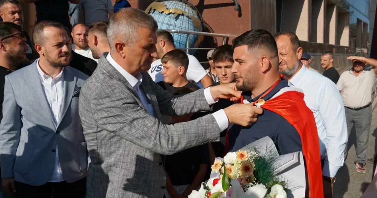 Başpehlivan Abdülrefik Öner’e Gölcük’te Coşkulu Kutlama