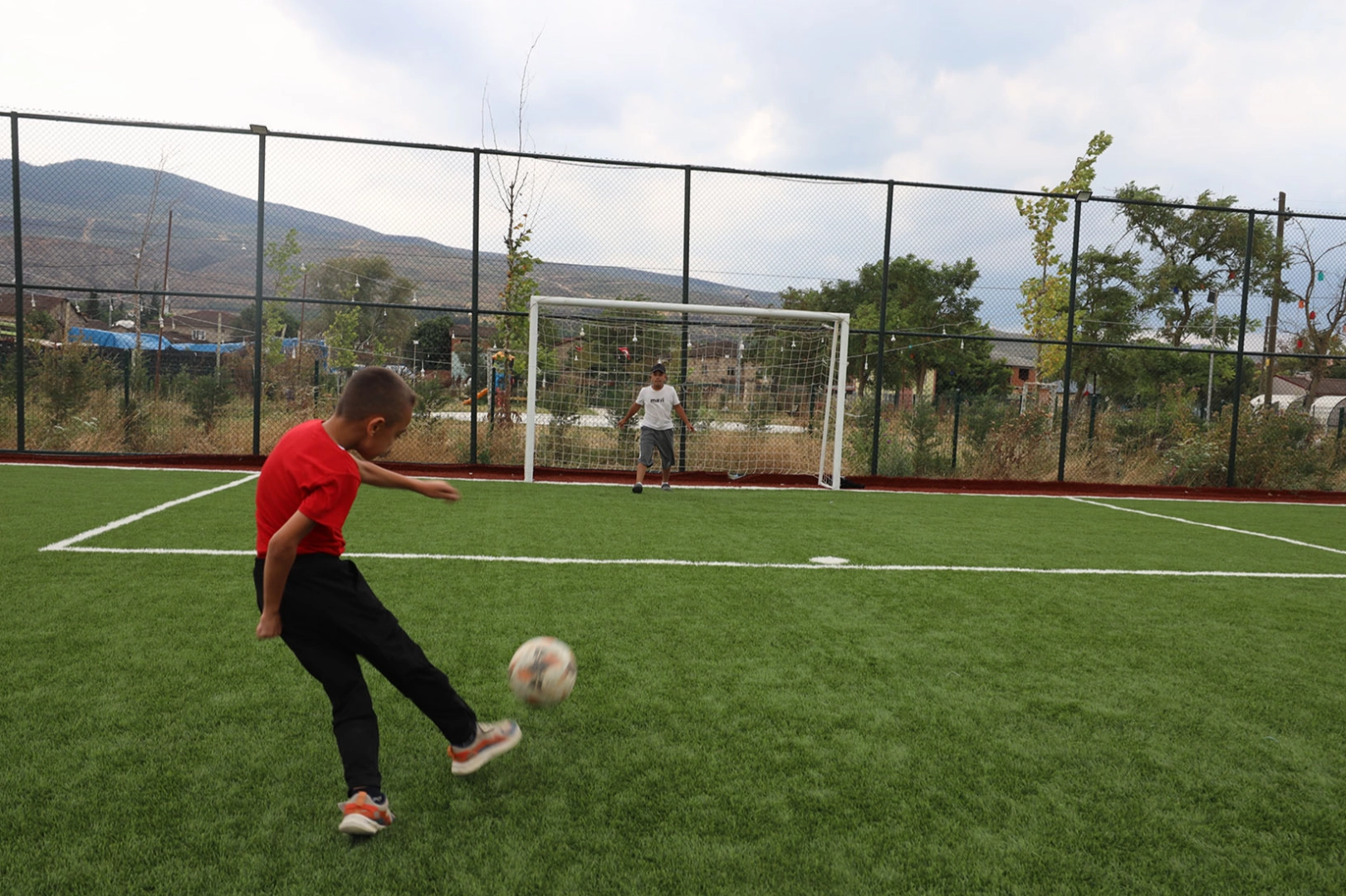 Bayat Mahallesi’nde Gençler İçin Spor Alanı Açıldı