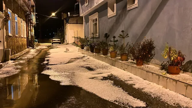 10 dakikalık dolu yağışı Bayburt'u beyaza bürüdü