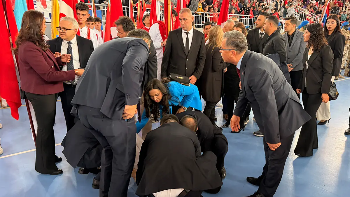 Bayrak taşıyan öğrenci yere yığıldı! İlk müdahale milletvekilinden geldi
