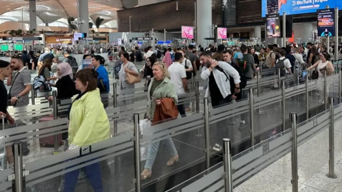 Bayram Yoğunluğu: Havalimanlarında Sıra Bekleme