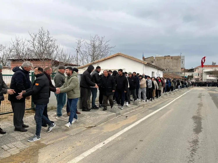 Bayramda Esetçe ve Yenikarpuzlu’da Kardeşlik Kuyrukları
