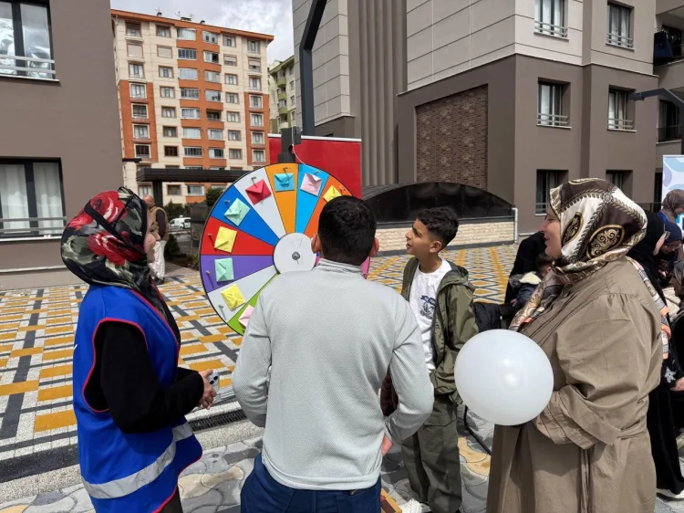 Bayramda Filistinli Çocuklara Umut Işığı