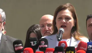 AK Parti'ye geçti, belediye önünde halka seslendi