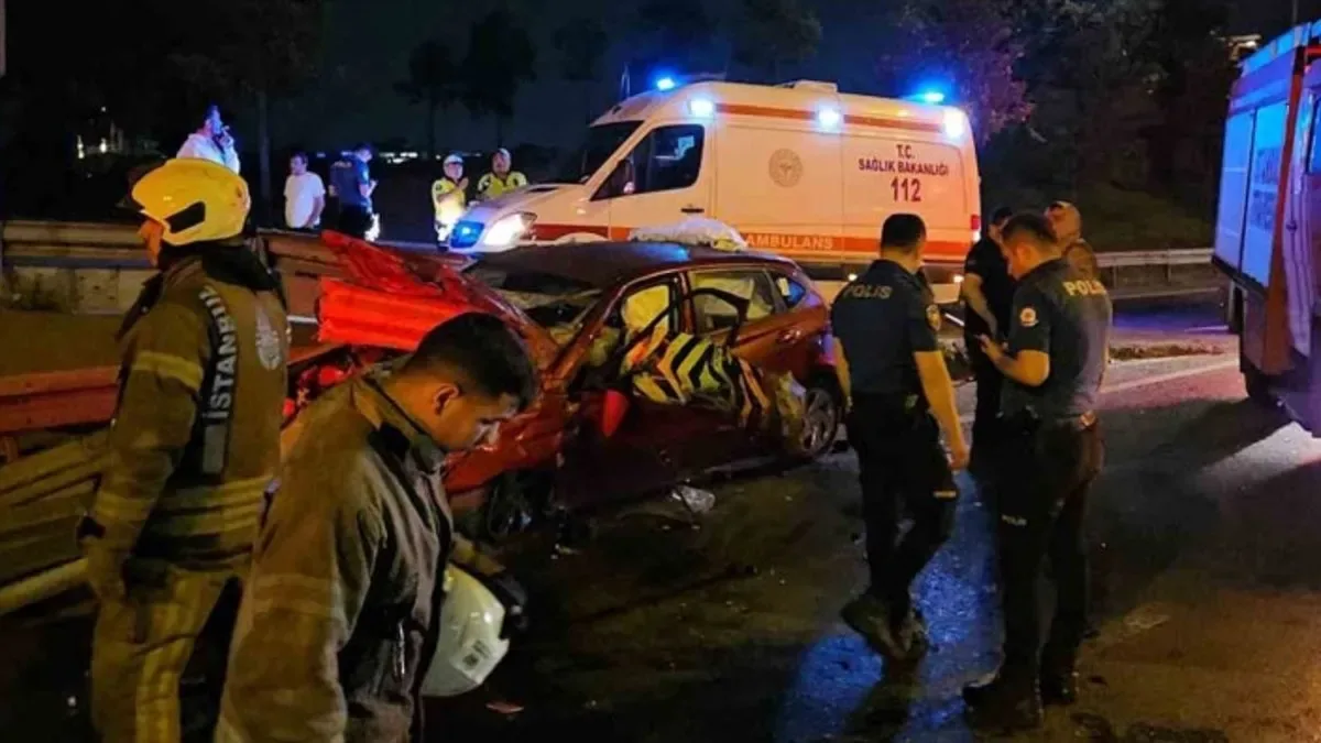 Bayrampaşa’da Feci Kaza: Sürücü Sıkıştı, Yaralı Kurtarıldı!