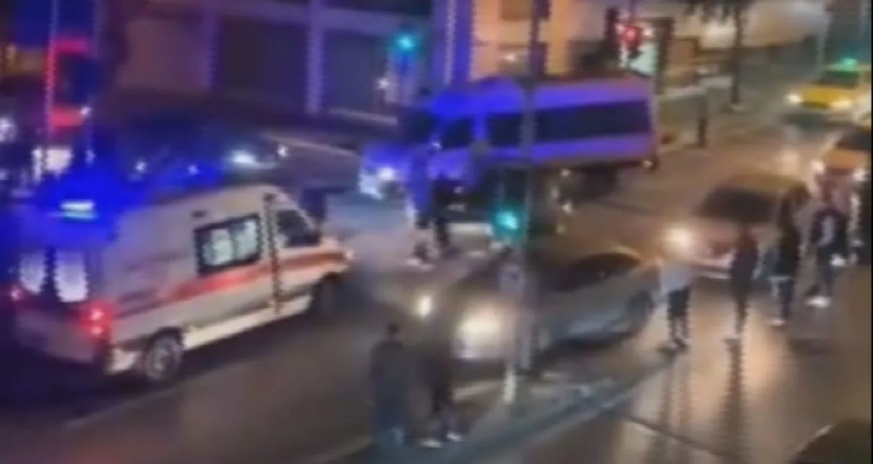 Bayrampaşa’da Otobüs ile Araç Çarpıştı: 3 Yaralı!